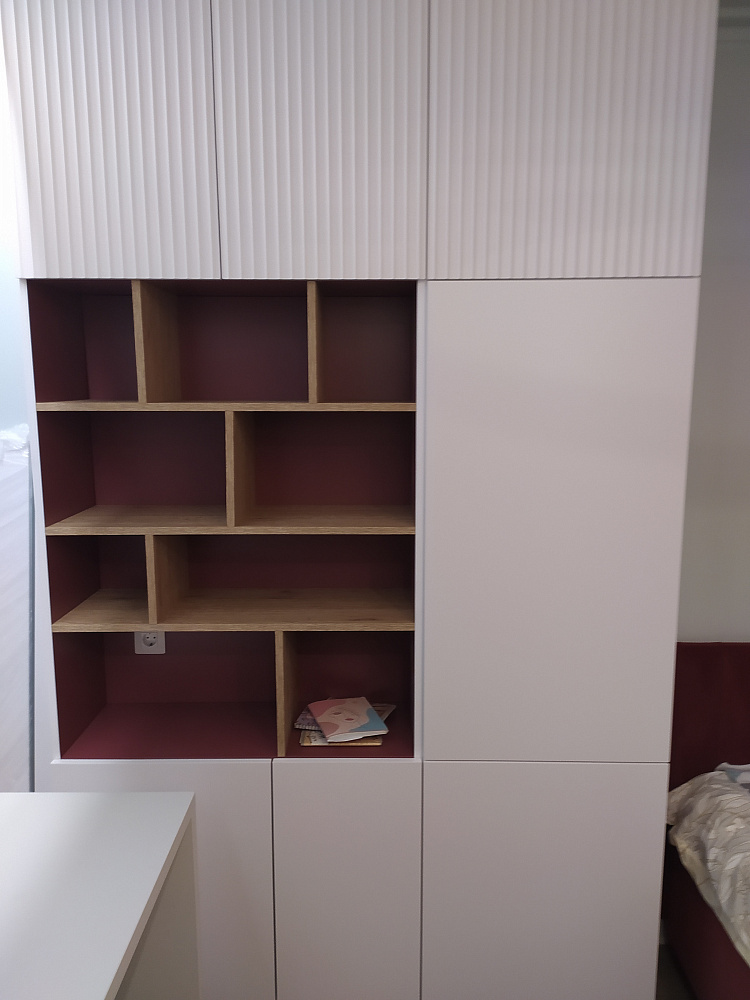 Шкаф в детскую со столом и стеллаж