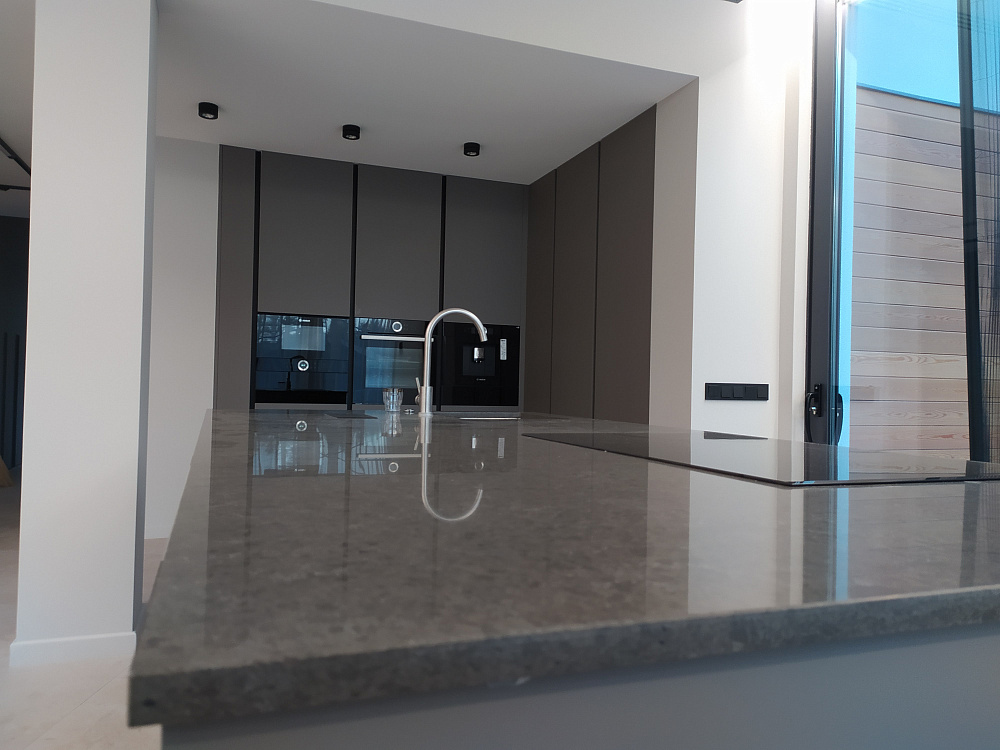 Кухня Феникс серый в загородный дом с островом и вытяжкой