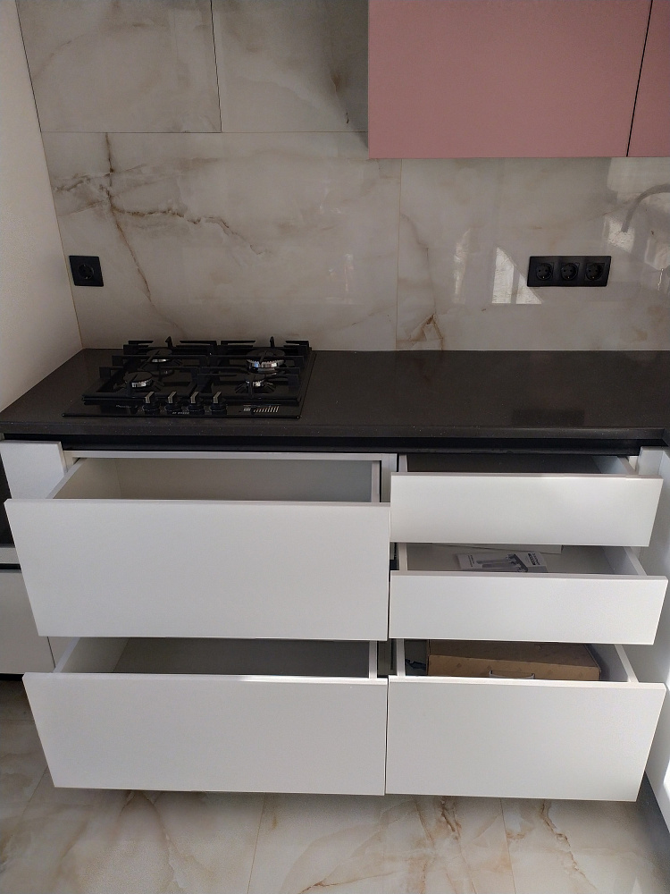 Кухня белая комбо розовый