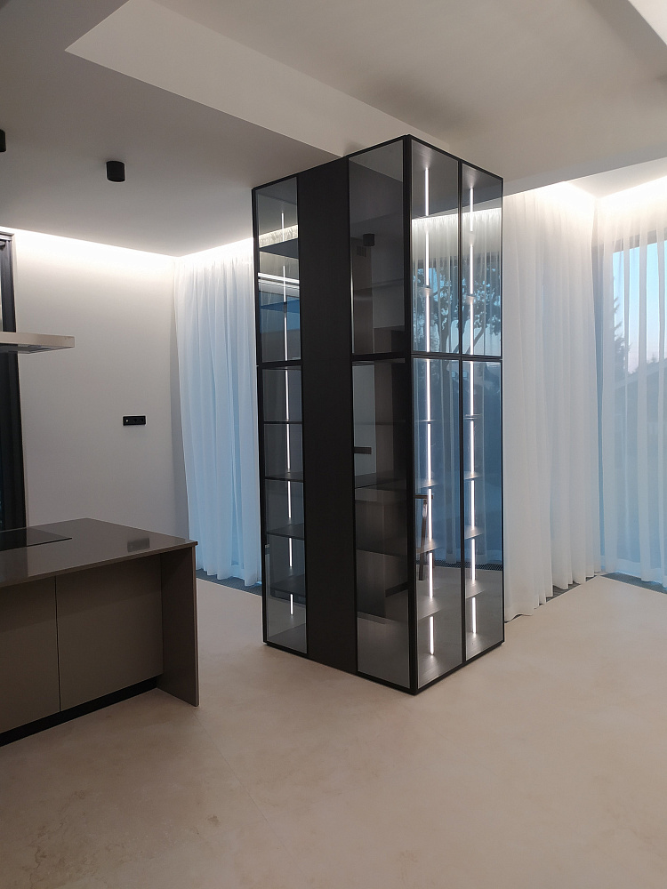 Кухня Феникс серый в загородный дом с островом и вытяжкой