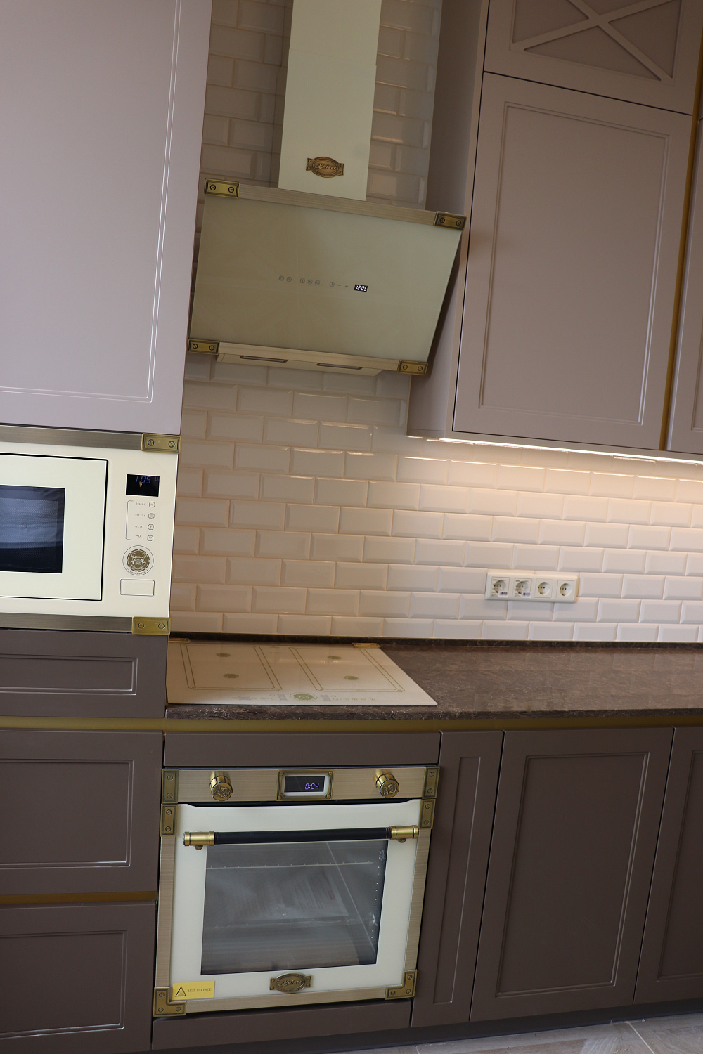 Кухня фасады с золотом