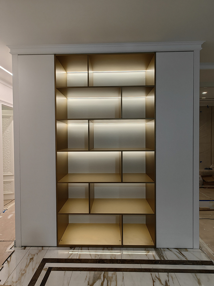 Шкаф с встроенной подсветкой 