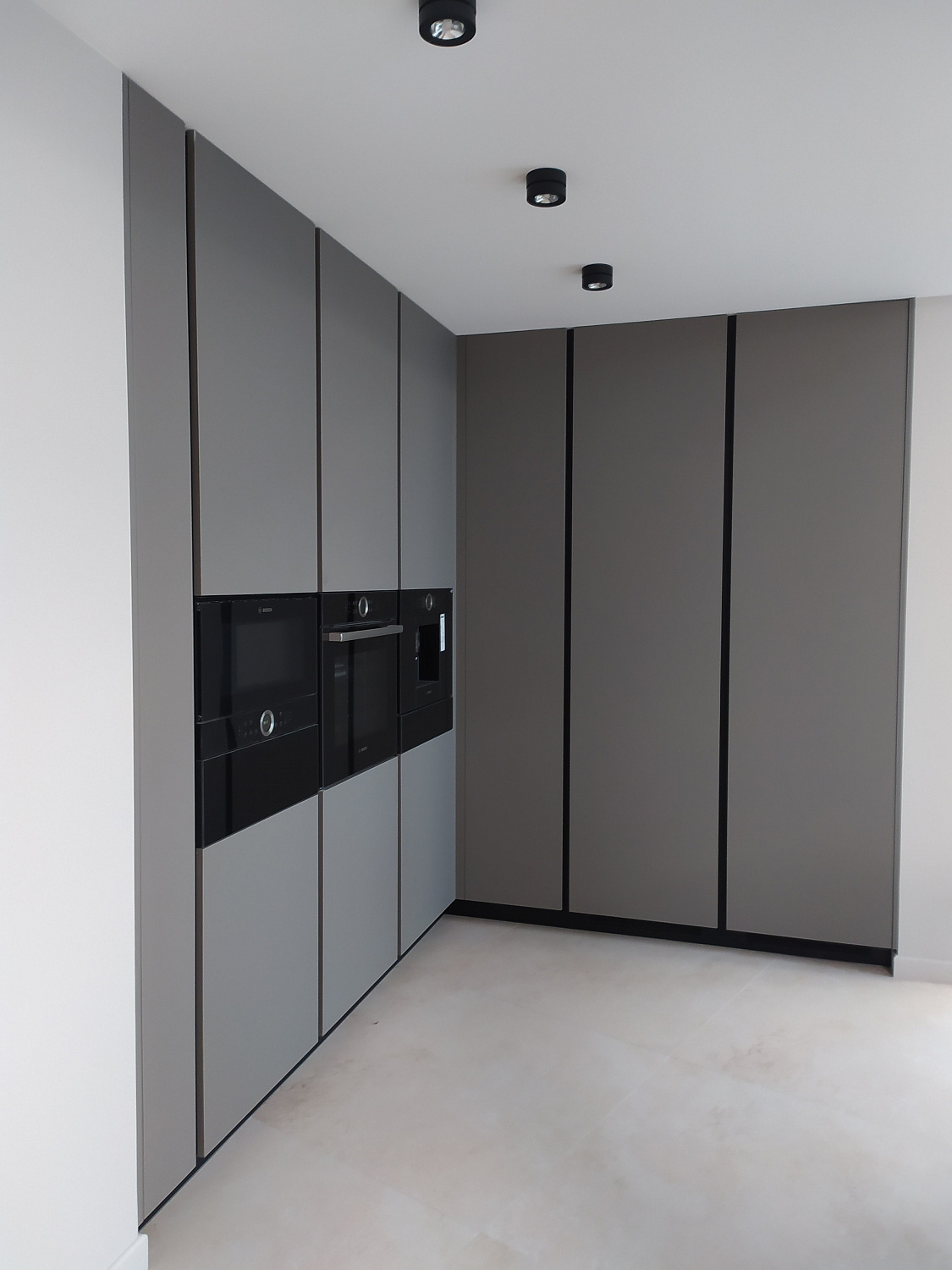 Кухня Феникс серый в загородный дом с островом и вытяжкой