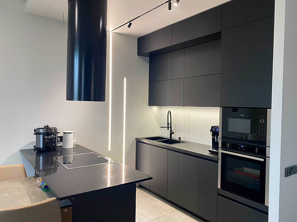 Кухня АГТ черная, вытяжка отдельно стоящая 