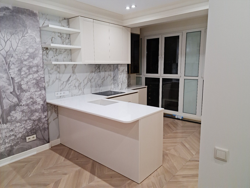 Кухня белая с барной стойкой