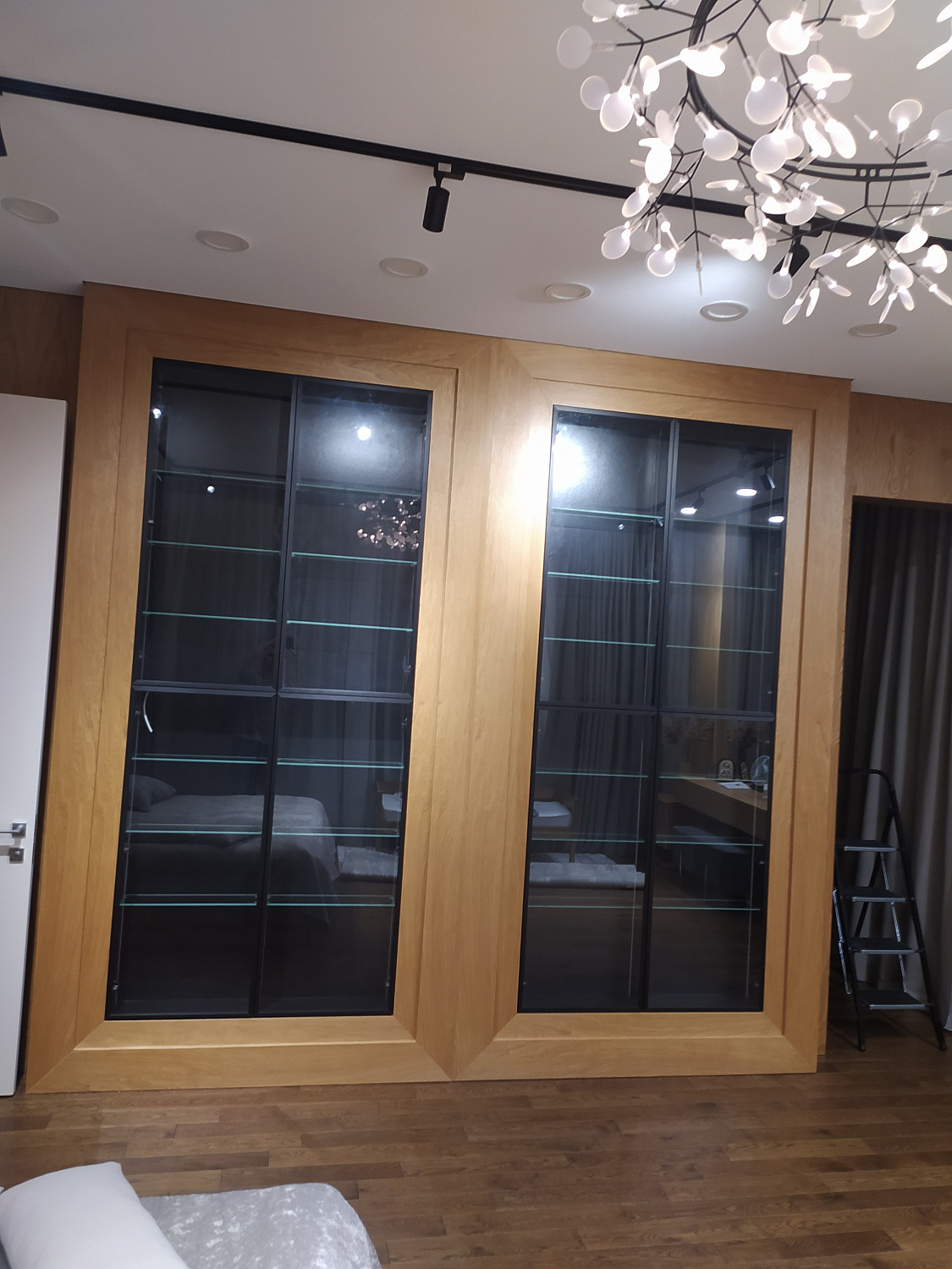 Шкаф в спальню стекло