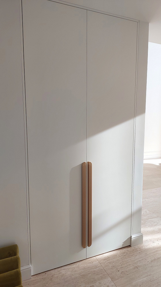 Шкаф с золотыми ручками