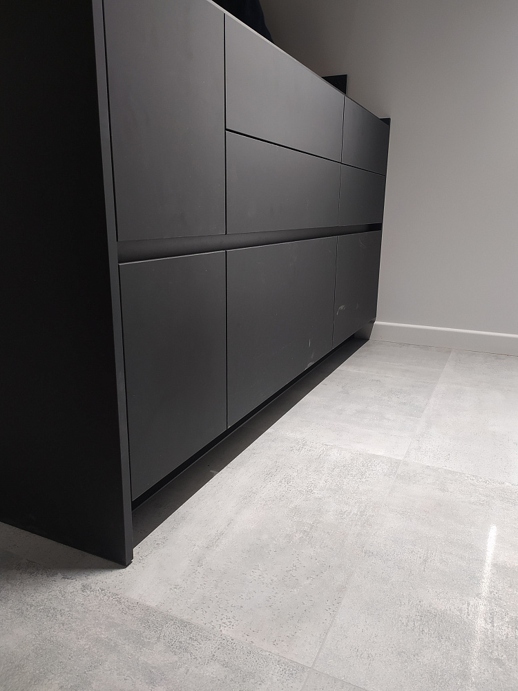 Кухня АГТ черная, вытяжка отдельно стоящая 