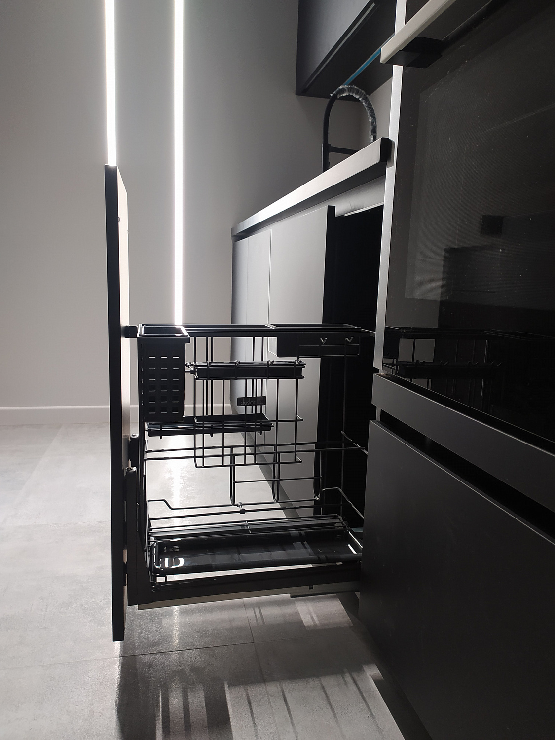 Кухня АГТ черная, вытяжка отдельно стоящая 