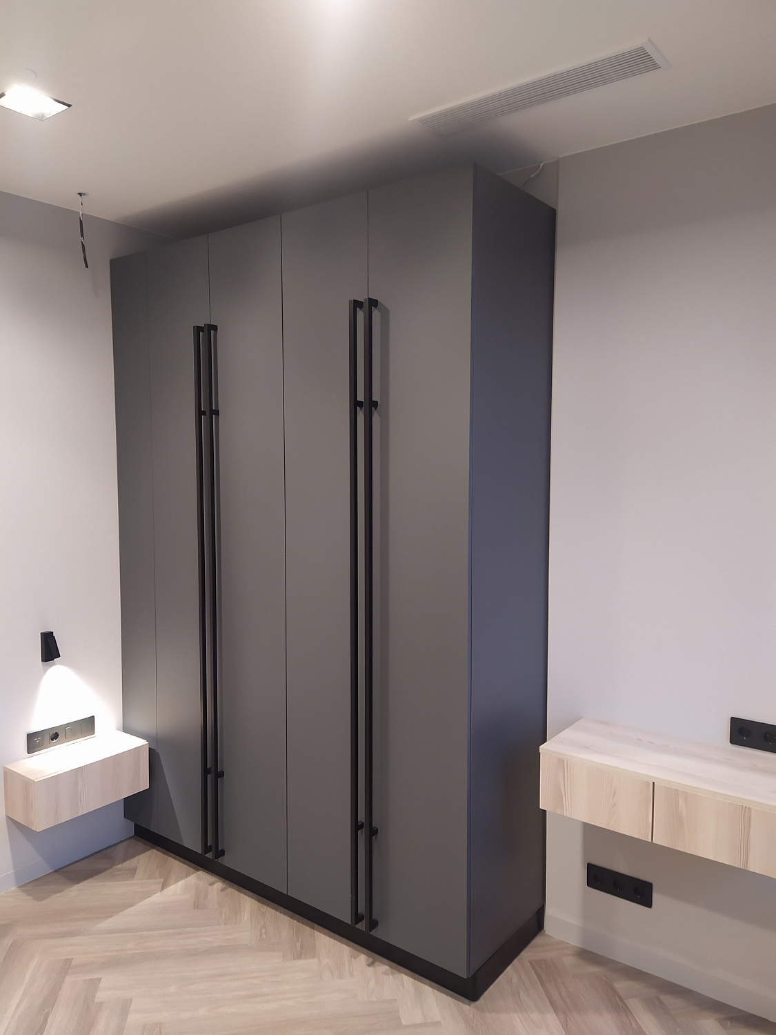 Шкаф серый с тумбами