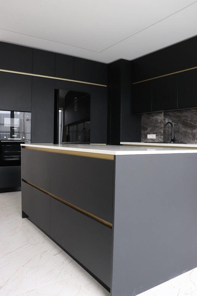Кухня черная с золотом