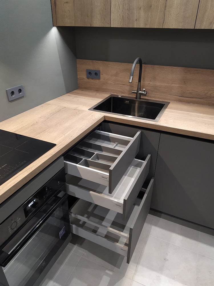 Кухня супер матовая серая 