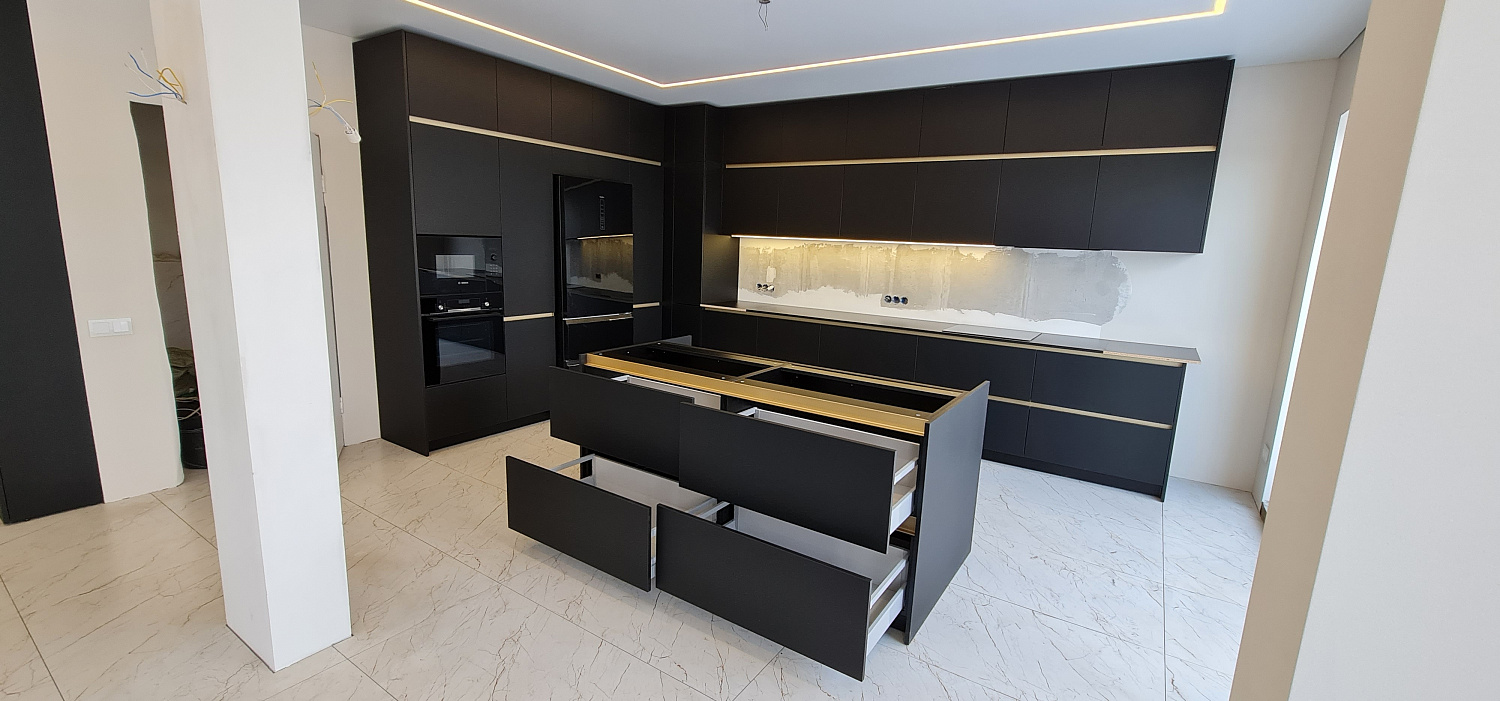 Кухня черная с золотом