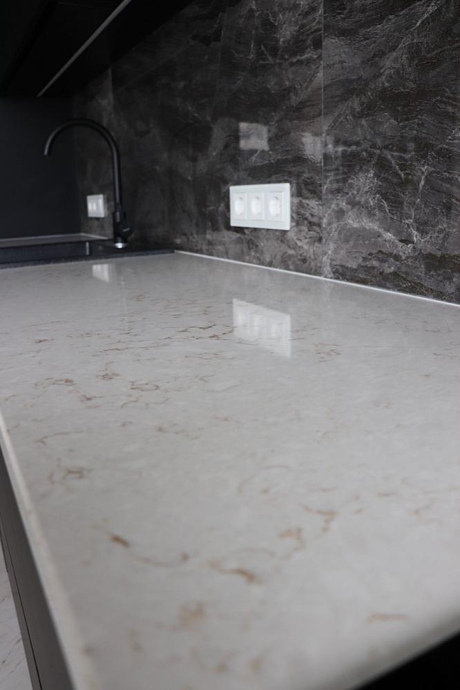 Кухня черная с золотом