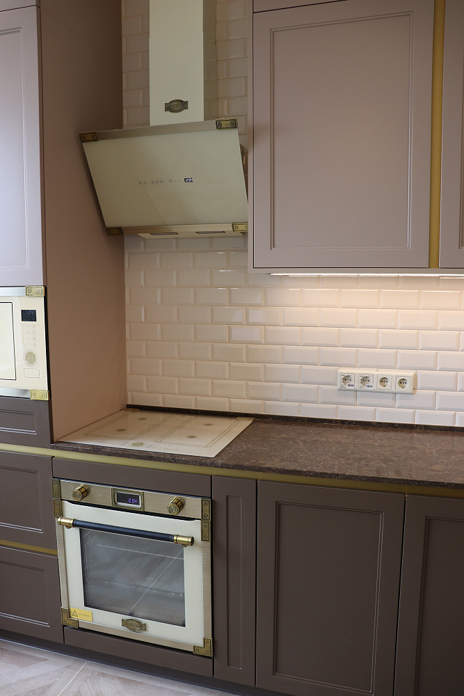 Кухня фасады с золотом