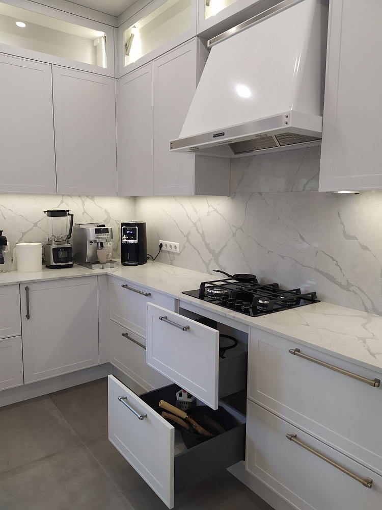 Кухня угловая Эмаль белая с островом