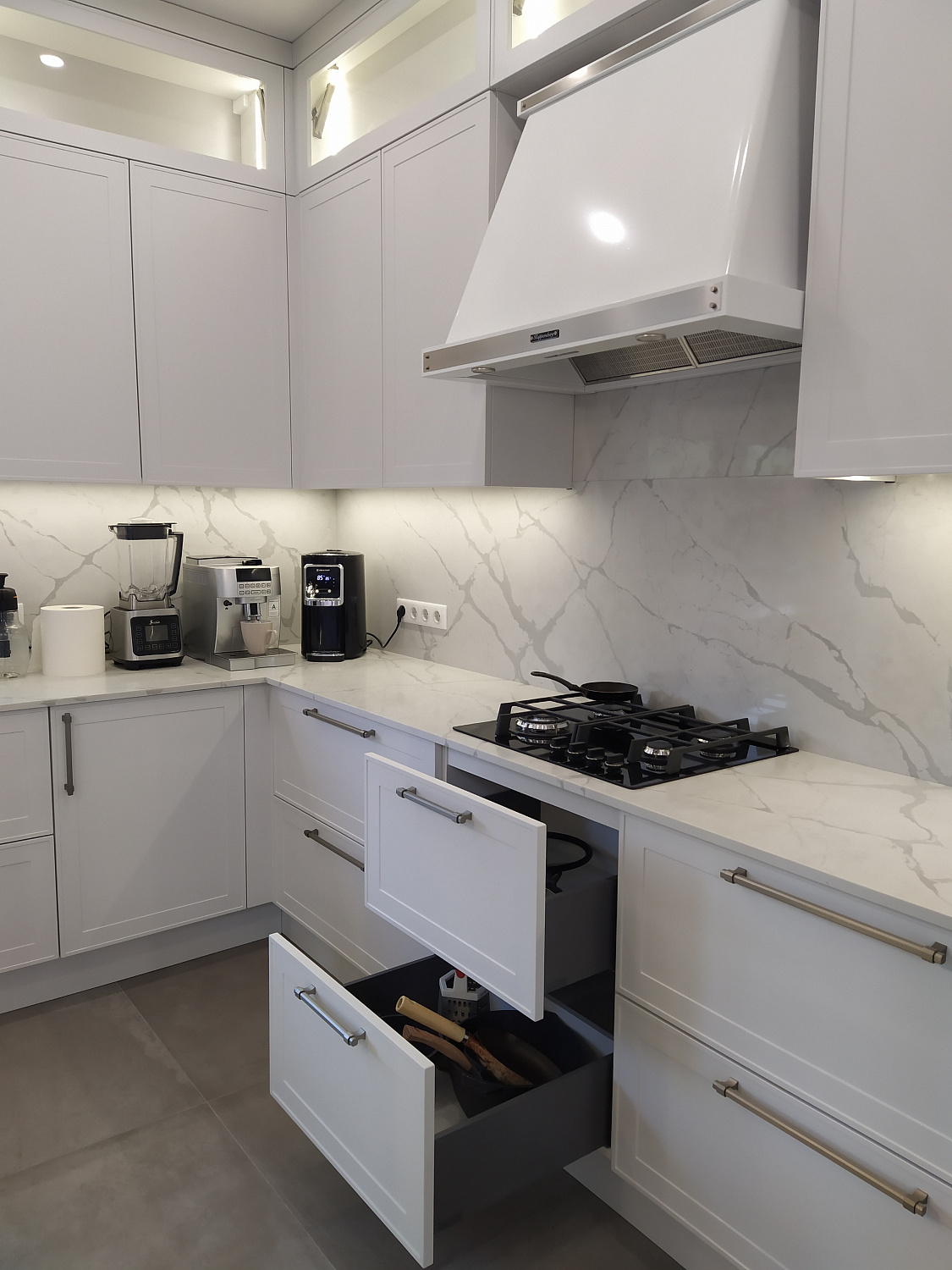 Кухня угловая Эмаль белая с островом