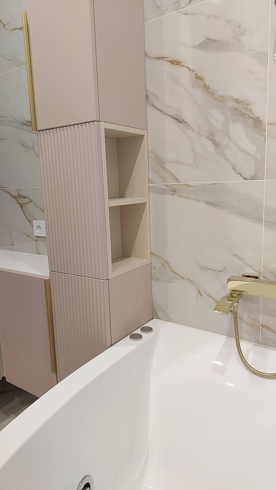 Мебель в ванную комнату розовая с золотом