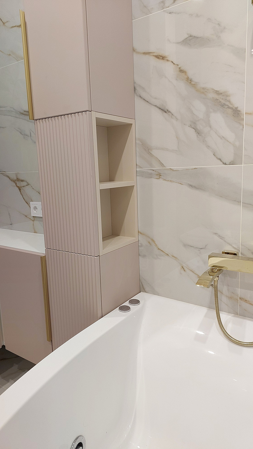 Мебель в ванную комнату розовая с золотом