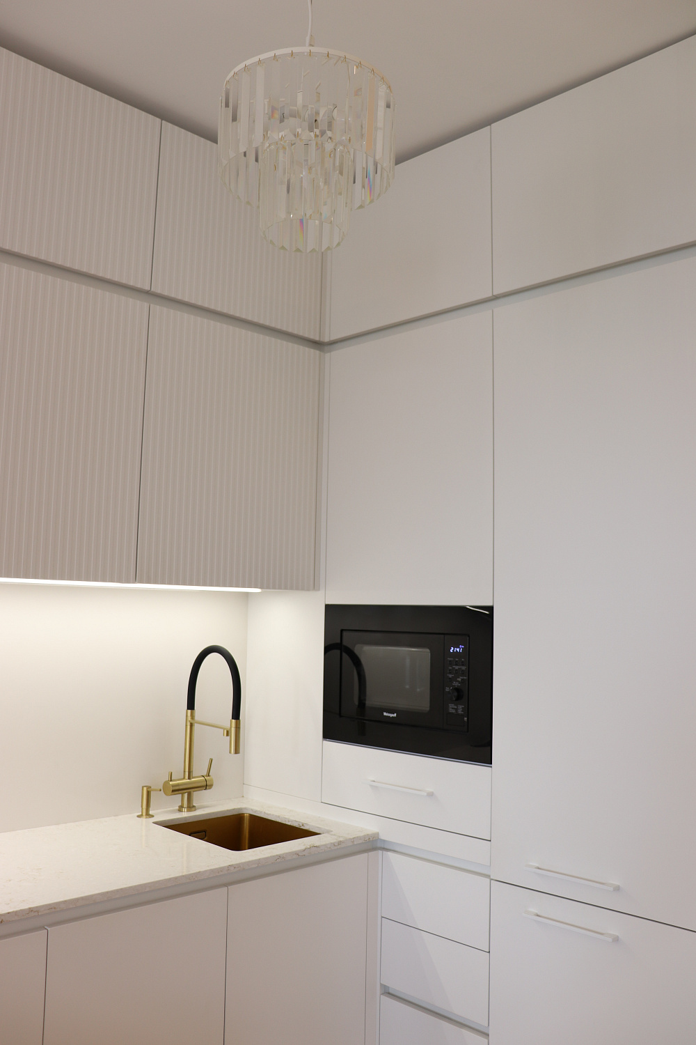 Кухня белая "Рейка с белым гола профилем"