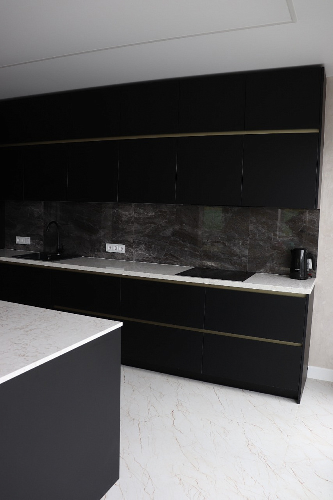 Кухня черная с золотом