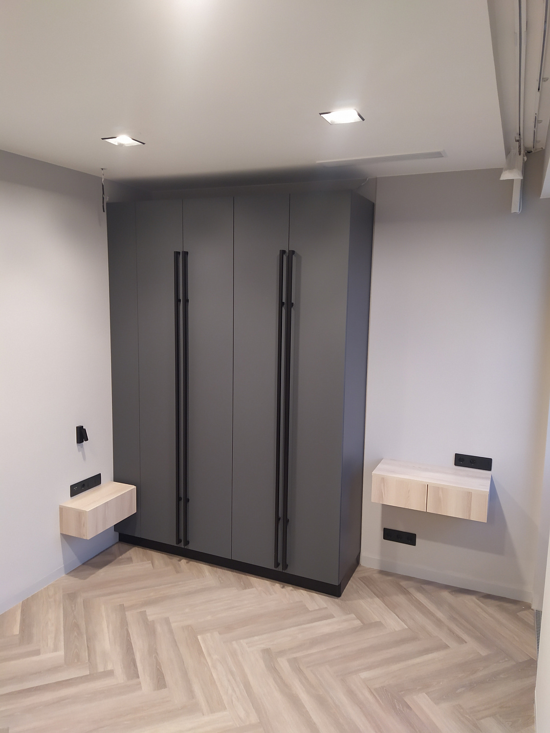 Шкаф серый с тумбами