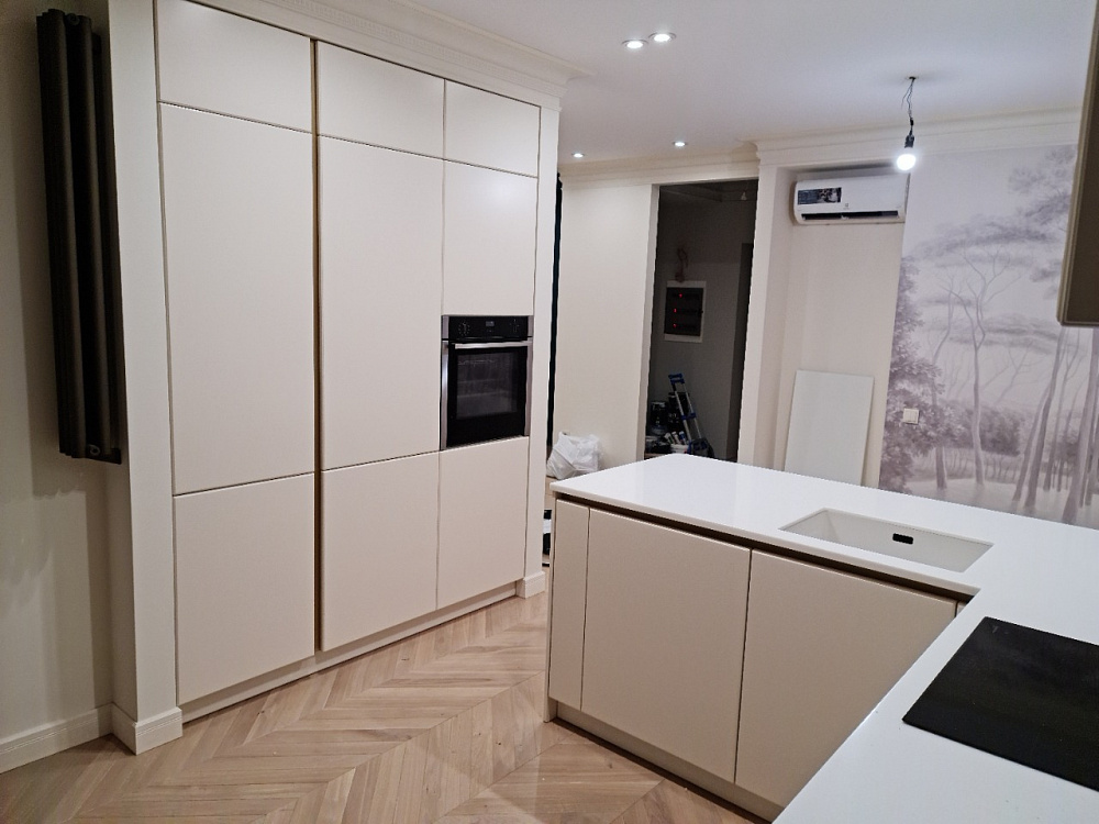 Кухня белая с барной стойкой