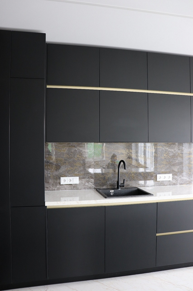 Кухня черная с золотом