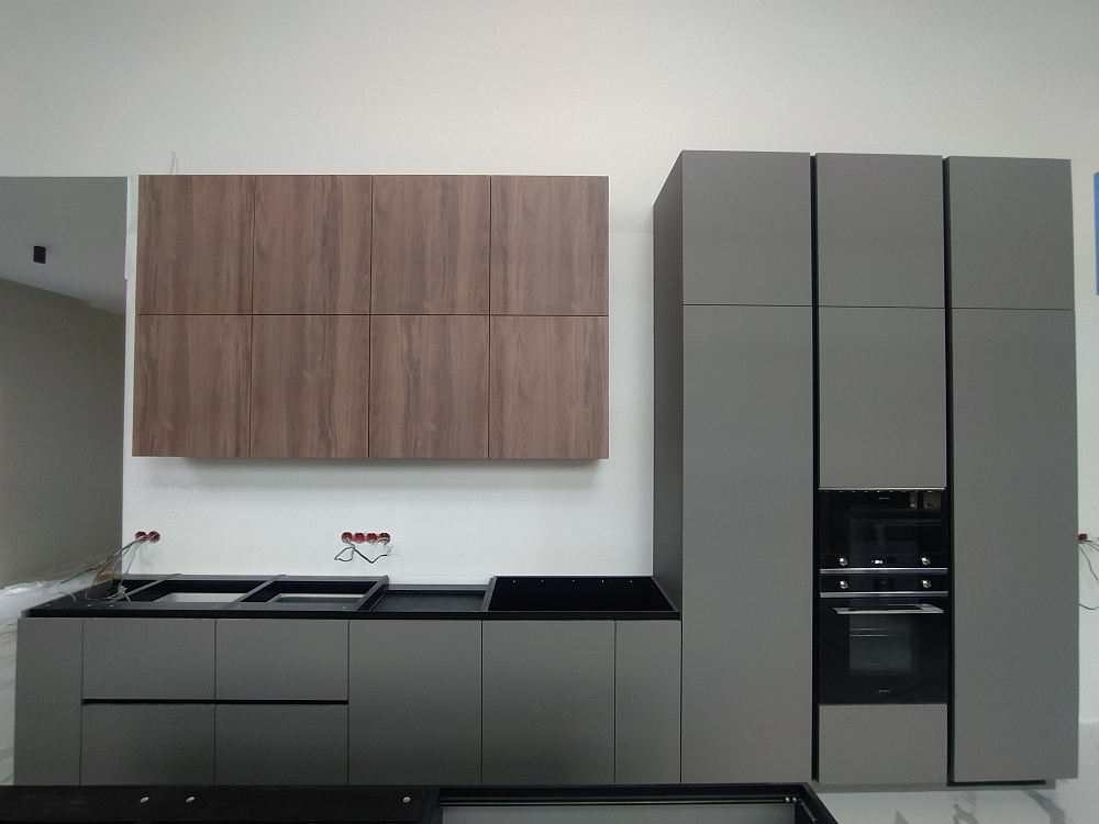 Кухня с островом и шкафом (гардеробной) феникс