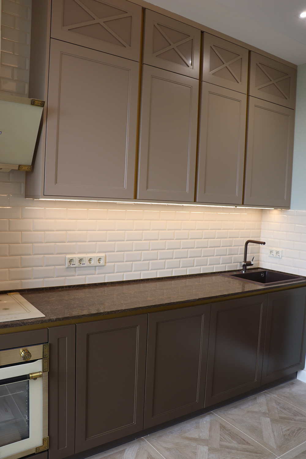 Кухня фасады с золотом