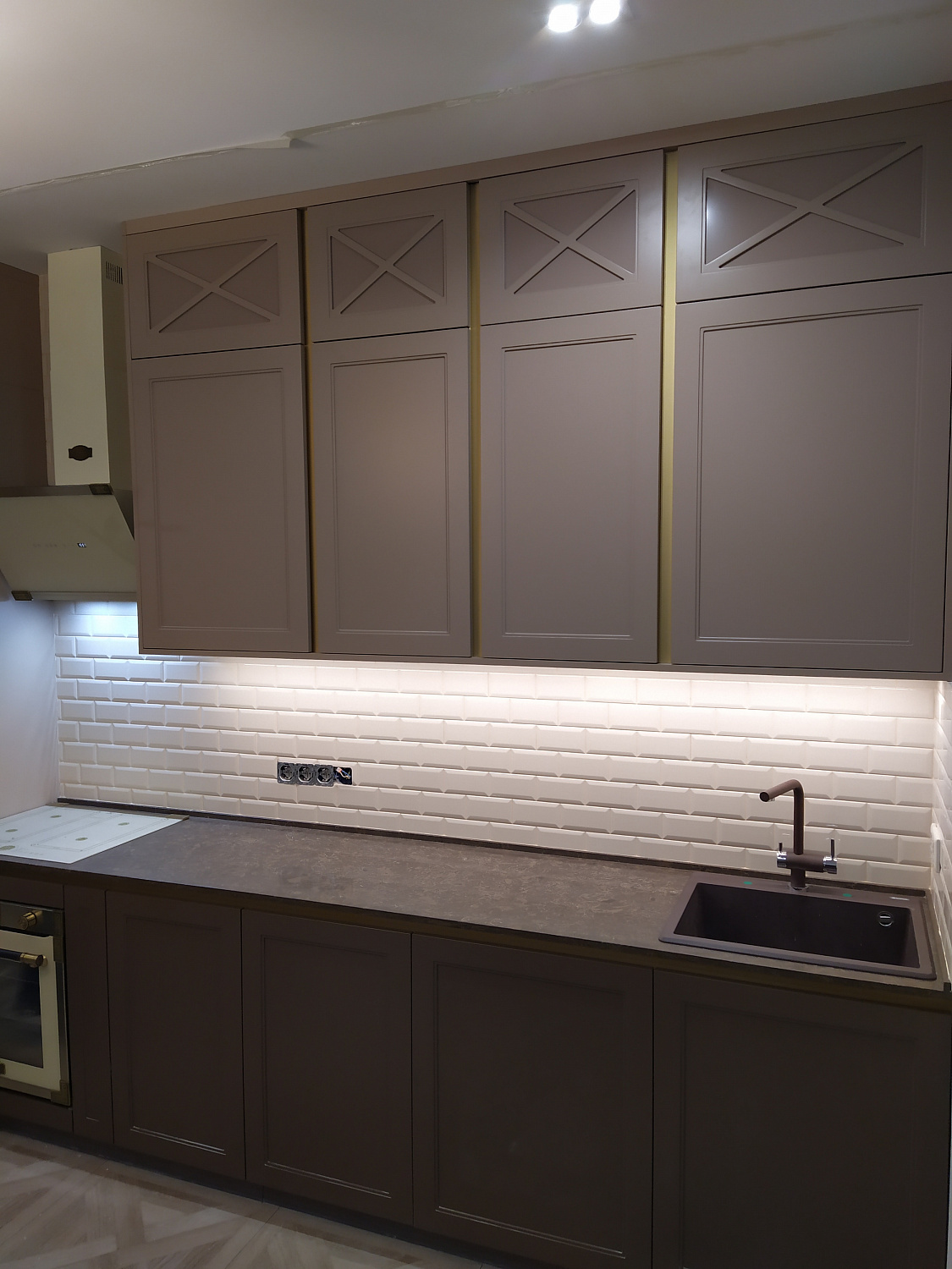 Кухня фасады с золотом