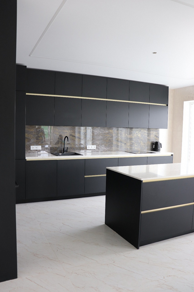 Кухня черная с золотом