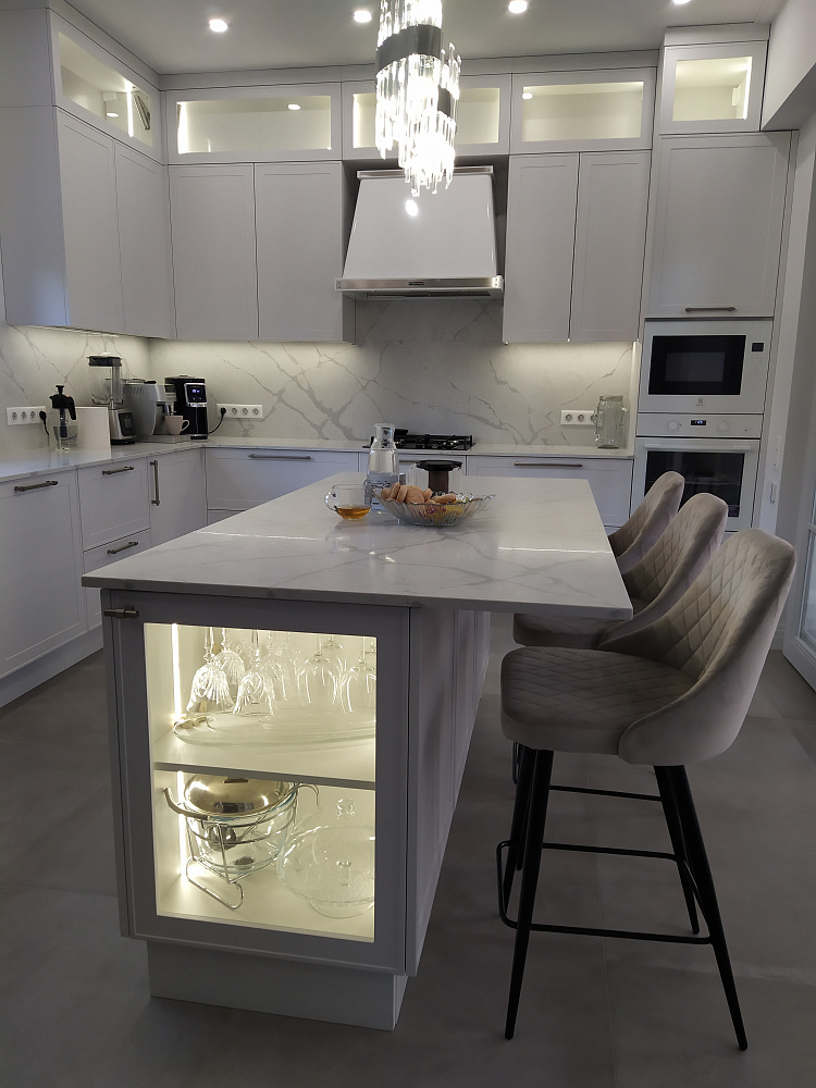 Кухня угловая Эмаль белая с островом