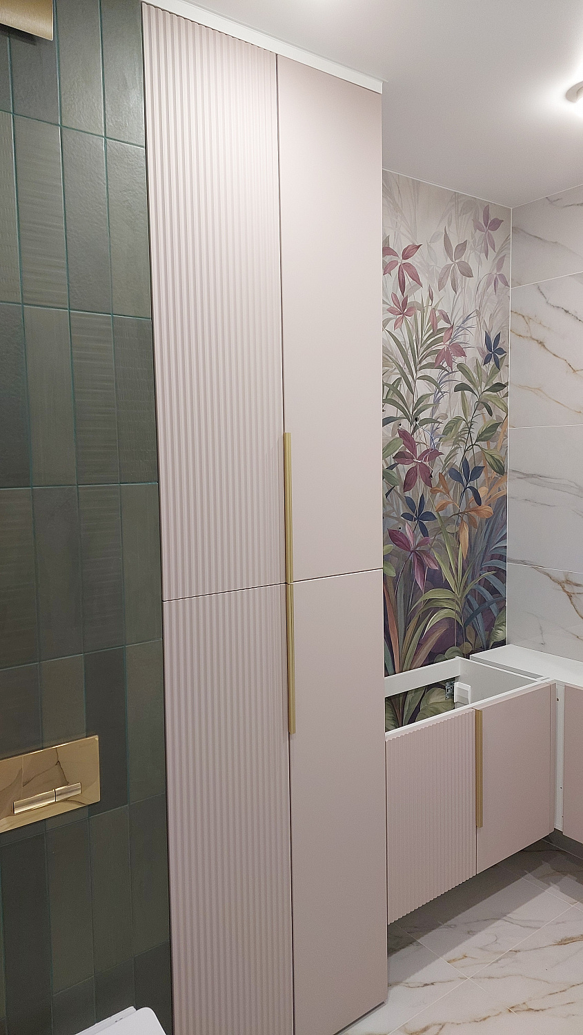 Мебель в ванную комнату розовая с золотом