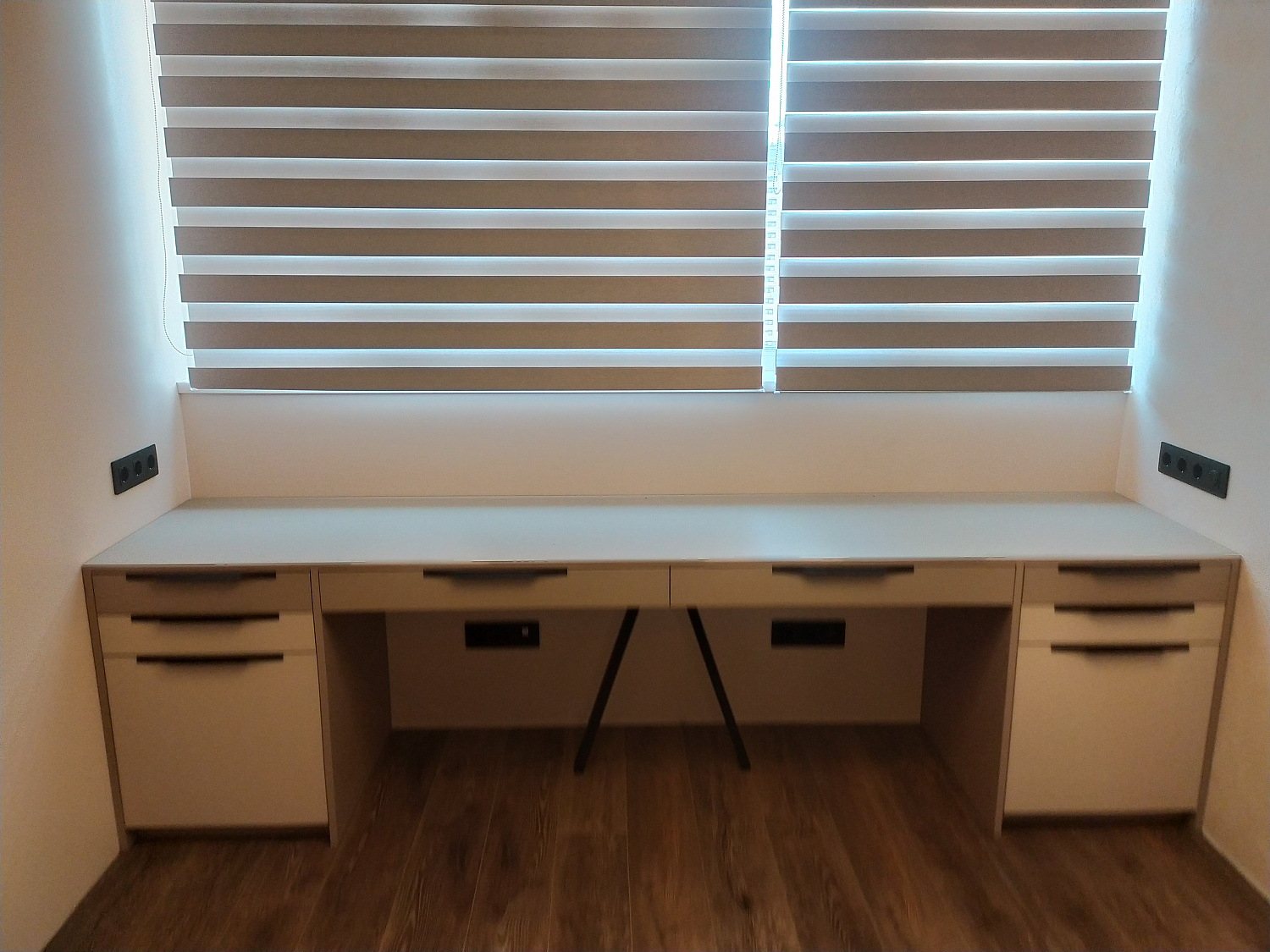 Стол в спальню