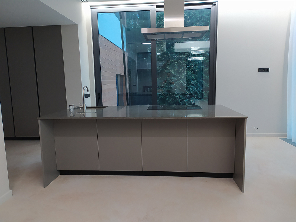 Кухня Феникс серый в загородный дом с островом и вытяжкой