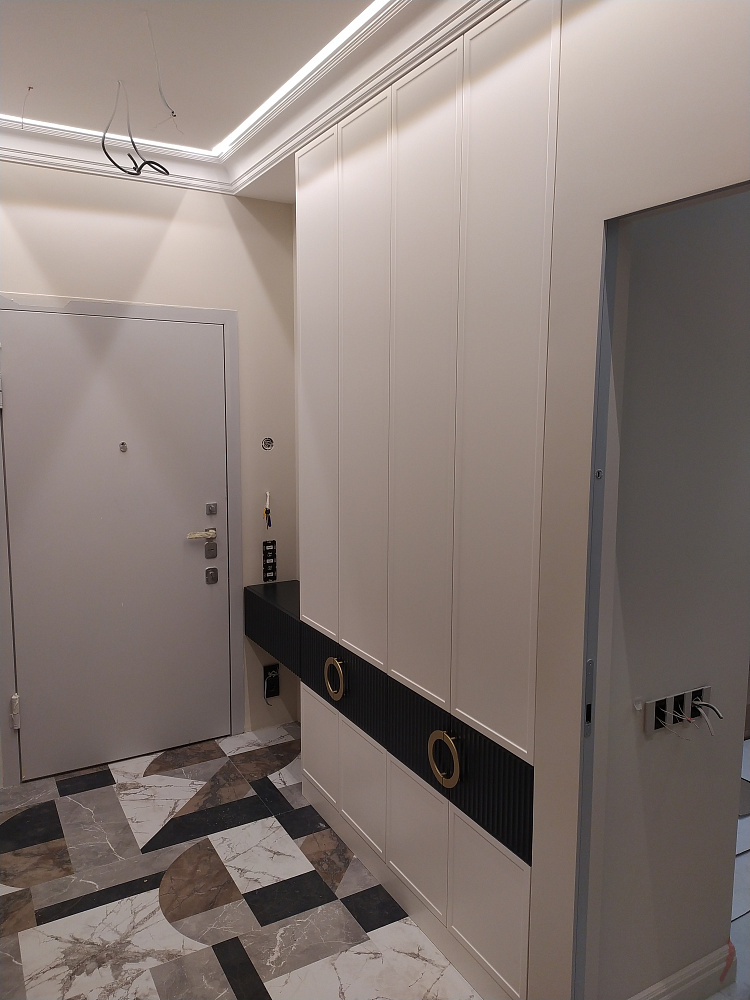 Шкаф в прихожую (рейка с золотыми ручками)