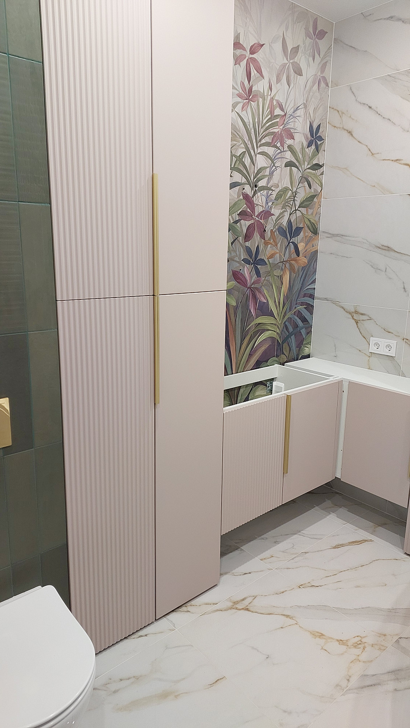 Мебель в ванную комнату розовая с золотом