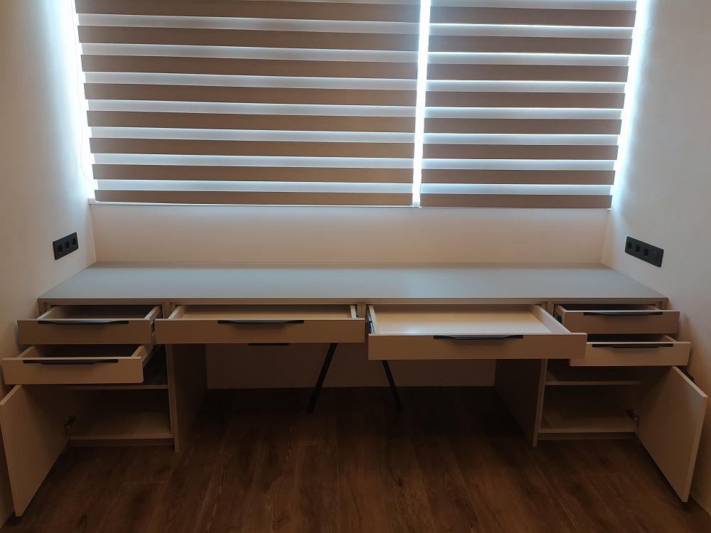 Стол в спальню