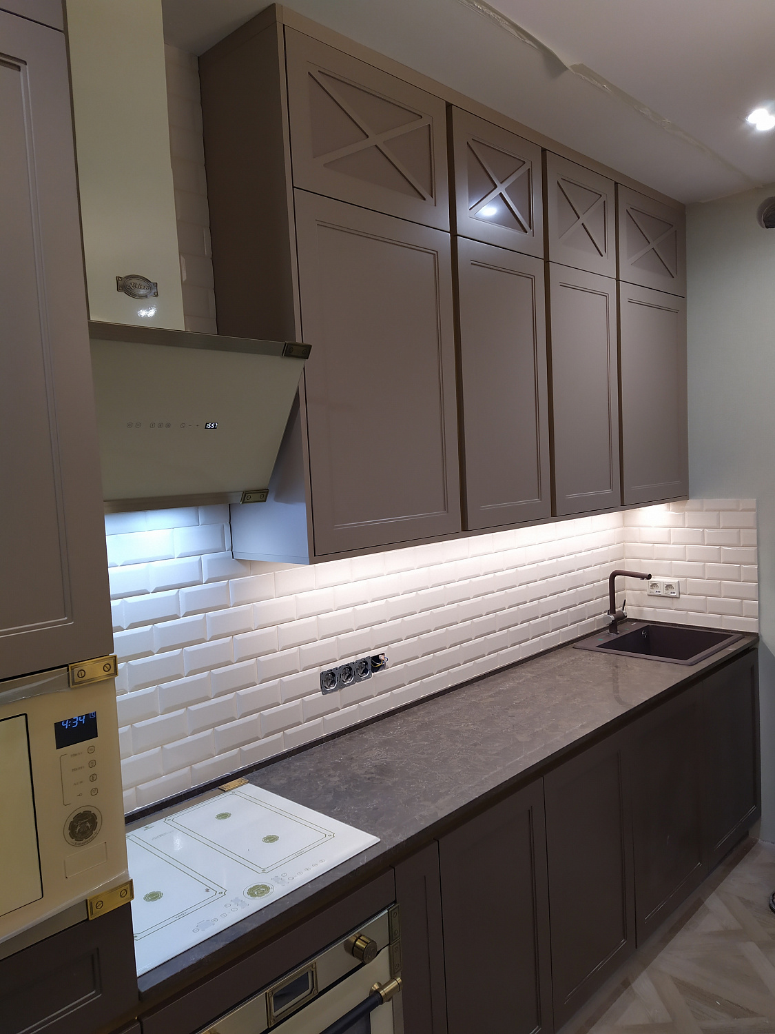 Кухня фасады с золотом