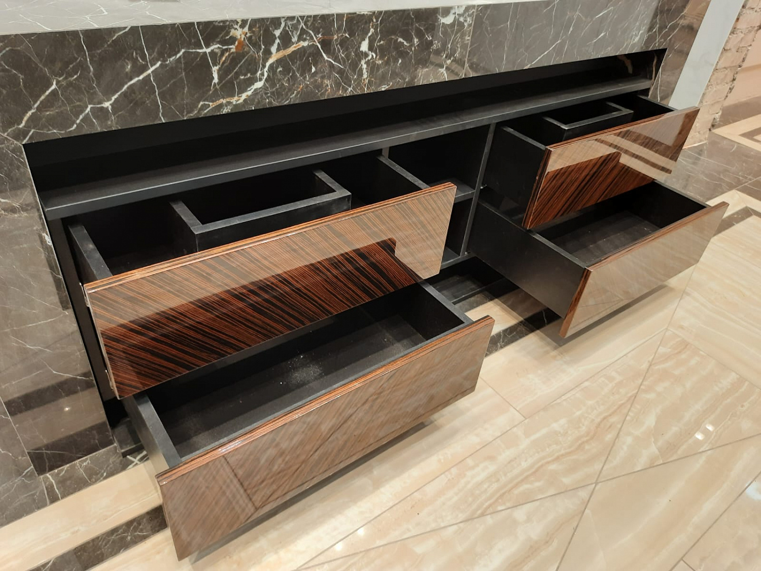 Тумба в ванную шпон Эбен красный глянец