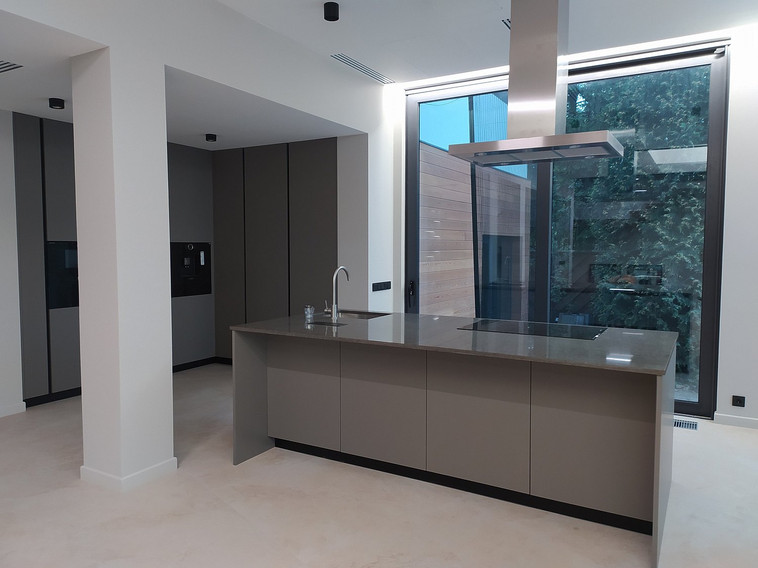 Кухня Феникс серый в загородный дом с островом и вытяжкой