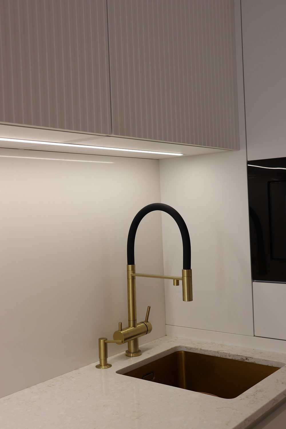 Кухня белая "Рейка с белым гола профилем"