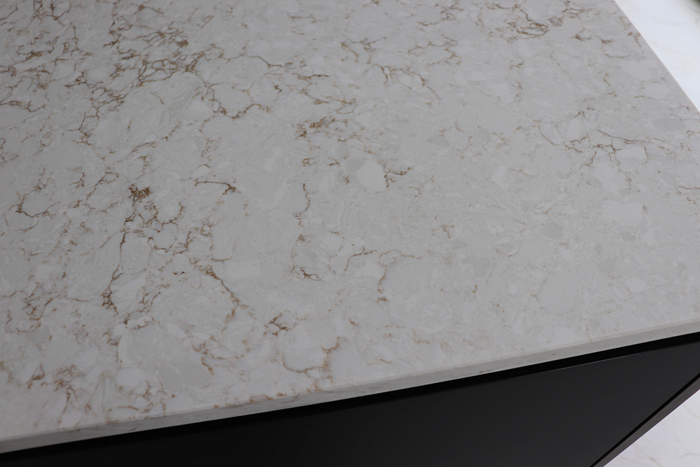 Кухня черная с золотом