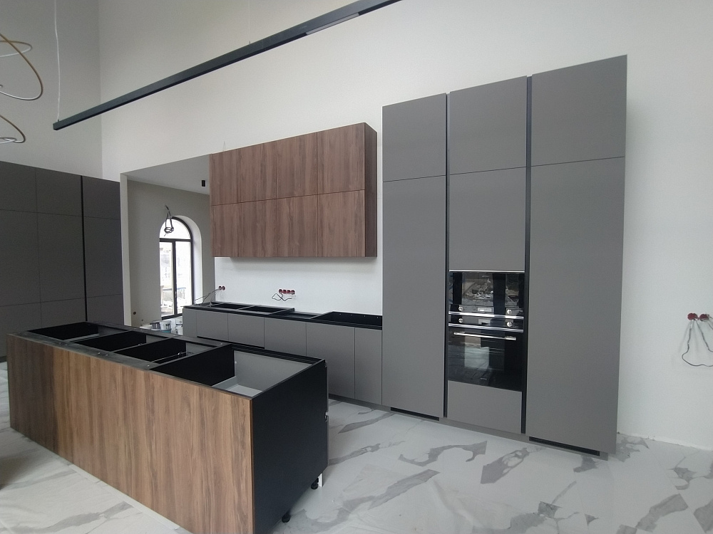 Кухня с островом и шкафом (гардеробной) феникс