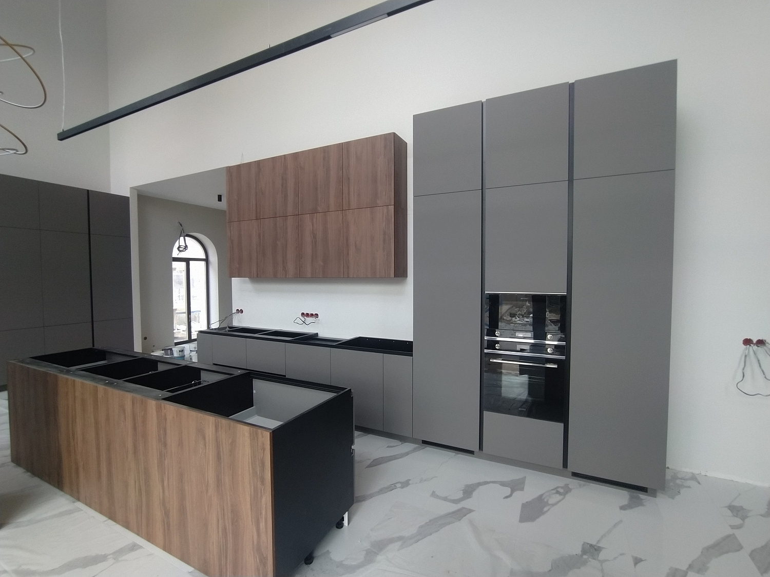 Кухня с островом и шкафом (гардеробной) феникс