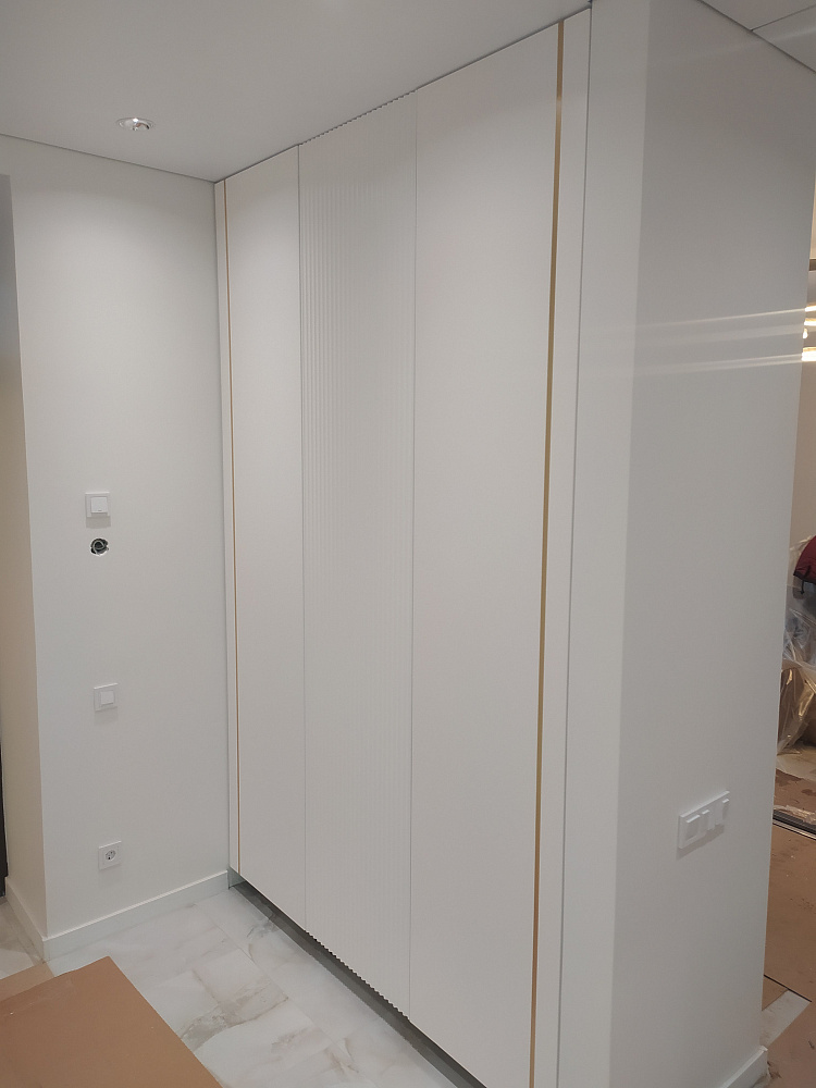 Шкаф встроенный белый