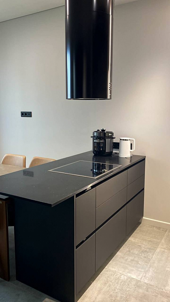 Кухня АГТ черная, вытяжка отдельно стоящая 