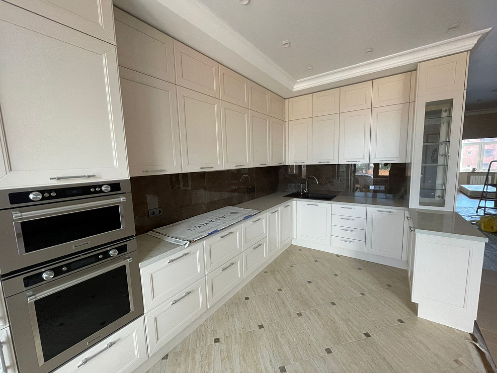 Кухня белая шпон дуба